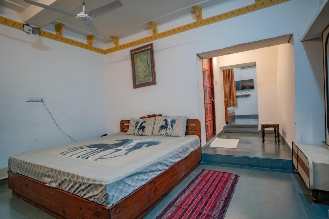 Hotel Ambavgarh Palace Удайпур Экстерьер фото