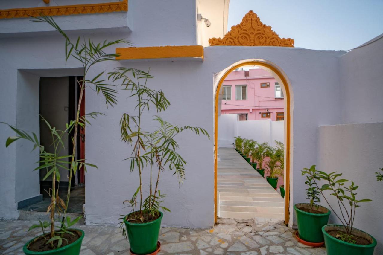 Hotel Ambavgarh Palace Удайпур Экстерьер фото